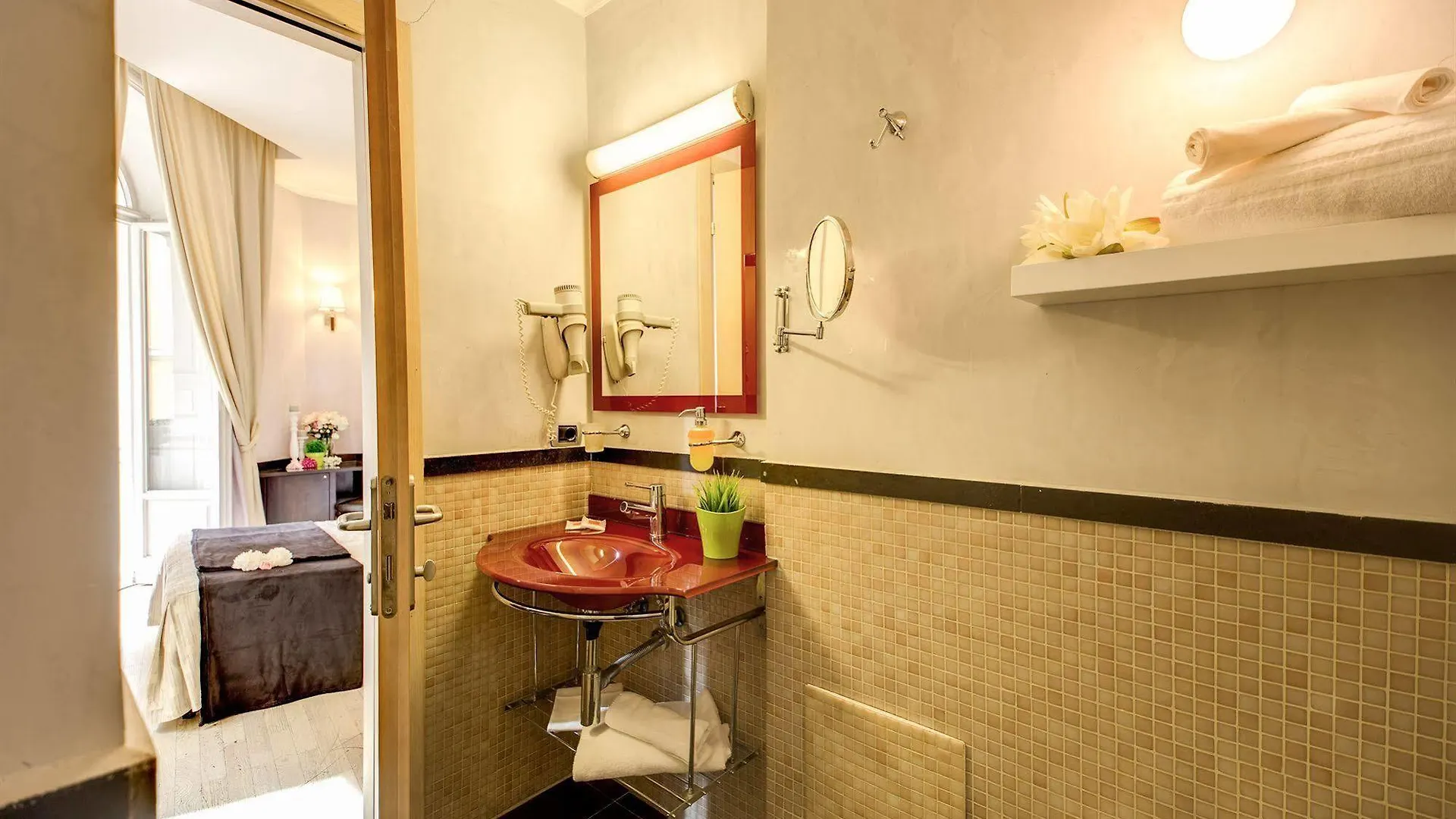 ***  Hotel Le Petit Rome Italy